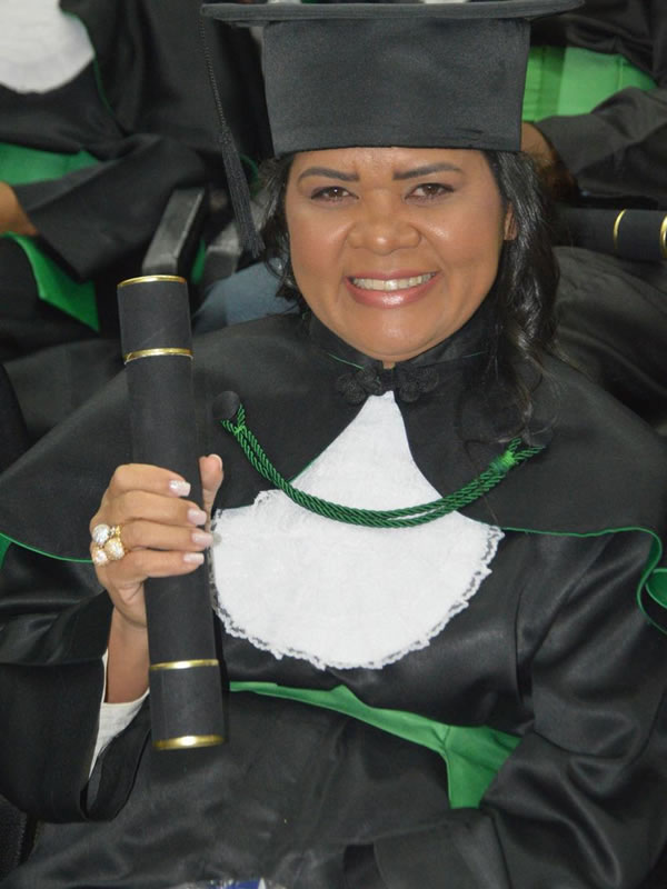 Pessoa em profunda reflexão sobre autoconhecimento e transformação pessoal